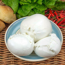 mozzarella z mleka bufalicy - charakterystyczna forma w ksztalcie wezelka mozzarella z mleka bufalicy - charakterystyczna forma w ksztalcie wezelka