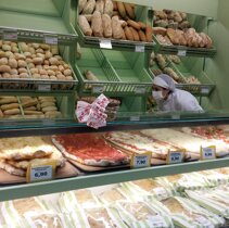 Piekarnia: pizza krojona, na wage z grubszym ciastem. Sprzedawana w sklepach lub jako street food. Piekarnia: pizza krojona, na wage z grubszym ciastem. Sprzedawana w sklepach lub jako street food.