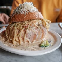 carbonara monster Ten potwor szczerzacy zeby to tez carbonara ale na pewno nie jest serwowana we Wloszech