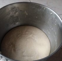 2 ciasto (wyrosnieta biga zmieszana z reszta skladnikow) wyrosniete