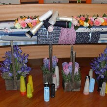 iris blu giacinti erbe aromatiche peonie rotoli di tessuto rocche e tubetti peonie