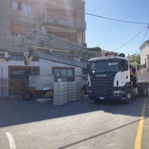 Montaggio gru di cantiere.