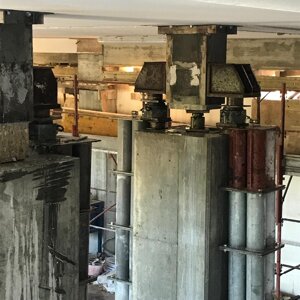 Sistema retrofit per inserimento isolatori sismici a scorrimento