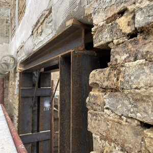 Realizzazione di cerchiature metalliche su porte interne.