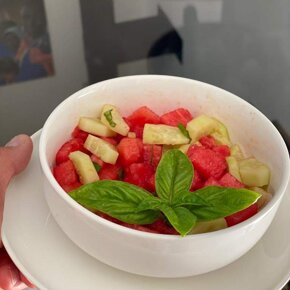 insalata-estiva-cocomero-anguria-cetriolo-basilico-olio-evo-sale-pepe-contorno-spuntino