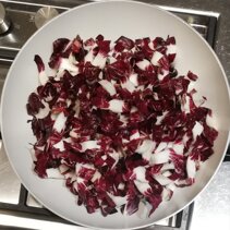 radicchio-rosso-tondo-lungo-mele-noci-contorno-aperitivo