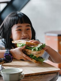 bambini-cinque-pasti-al-giorno-colazione-spuntino-pranzo-merenda-cena-tempo-nutrienti