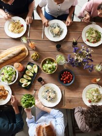 bambini-cinque-pasti-al-giorno-colazione-spuntino-pranzo-merenda-cena-tempo-nutrienti