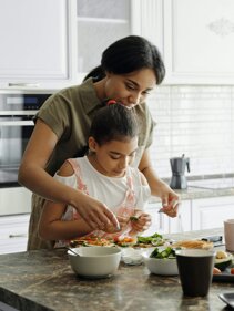 bambini-cinque-pasti-al-giorno-colazione-spuntino-pranzo-merenda-cena-tempo-nutrienti