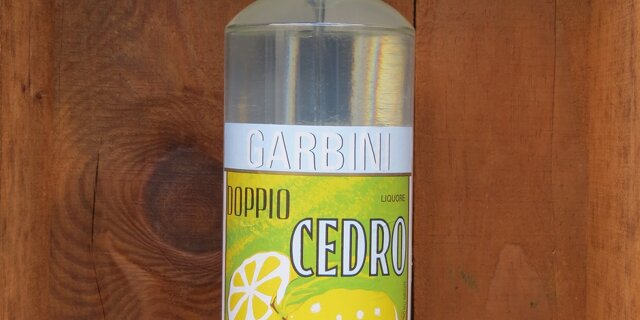 DOPPIO CEDRO Ottimo liscio o con ghiaccio. Ingrediente versatile nei cocktail o nei dolci. 25% vol. 100 cl.