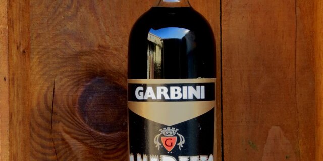 AMARETTO Liquore a base di mandorle amare da gustare a fine pasto e ottimo per aromatizzare torte. 30% vol.