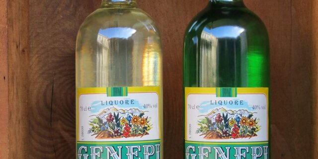 GENEPI' Liquore fine pasto, da consumare liscio o con del ghiaccio. 40%vol. 70 cl.