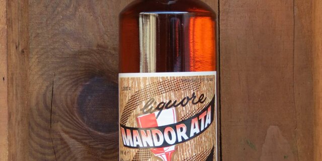 MANDORATA Liquore di mandorle amare miscelato con grappa. 40% vol. 100 cl.