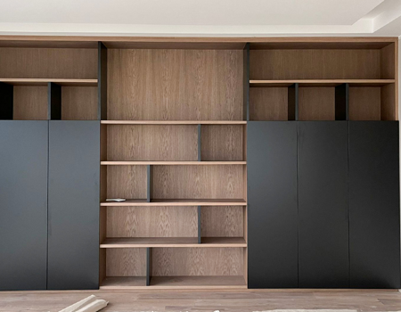 parete living di grande dimensione in rovere fiammato e ral milano brera