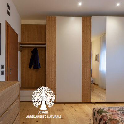 armadio con inserti in legno rustico e specchio
