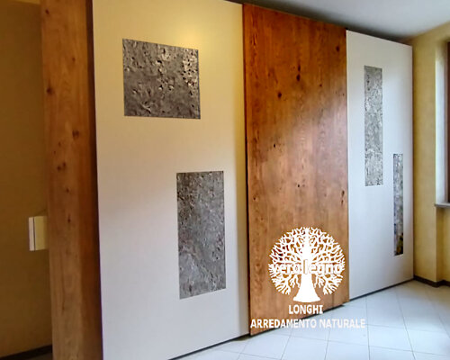 armadio in legno massello e laccato con inserti pietra