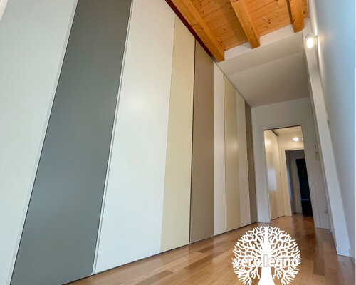 armadio con ante laccate in diversi colori a scelta