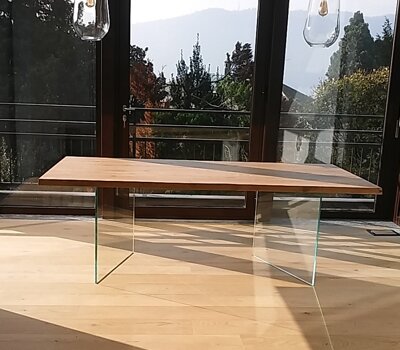 tavolo in legno con basi in vetro 