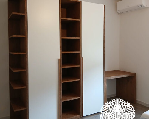 armadio su disegno laccato e legno