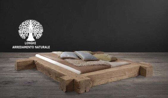 letto in legno con travi di legno giganti