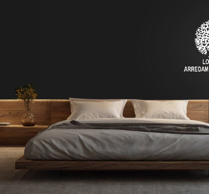 letto in legno con testiera boiserie lunga