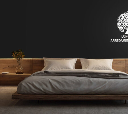 letto in legno con testiera boiserie lunga