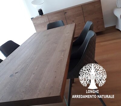 tavolo con basi in lastre di vetro temperato