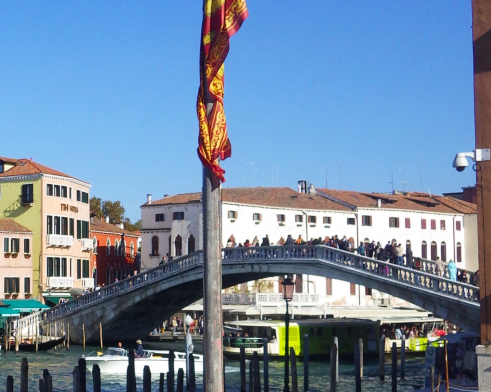 Oggi, 28 ottobre 2025, due cosette sul Ponte degli Scalzi