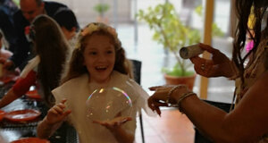 058%20magica%20fiesta%20animazione%20per%20bambini%20bolle%20di%20sapone%20napoli%20acerra%20provincia05.jpeg 058%20magica%20fiesta%20animazione%20per%20bambini%20bolle%20di%20sapone%20napoli%20acerra%20provincia05.jpeg