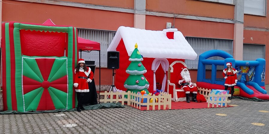 01.04 - casa di babbo natale animazione bambini natale napoli acerra magica fiesta.jpeg 01.04 - casa di babbo natale animazione bambini natale napoli acerra magica fiesta.jpeg