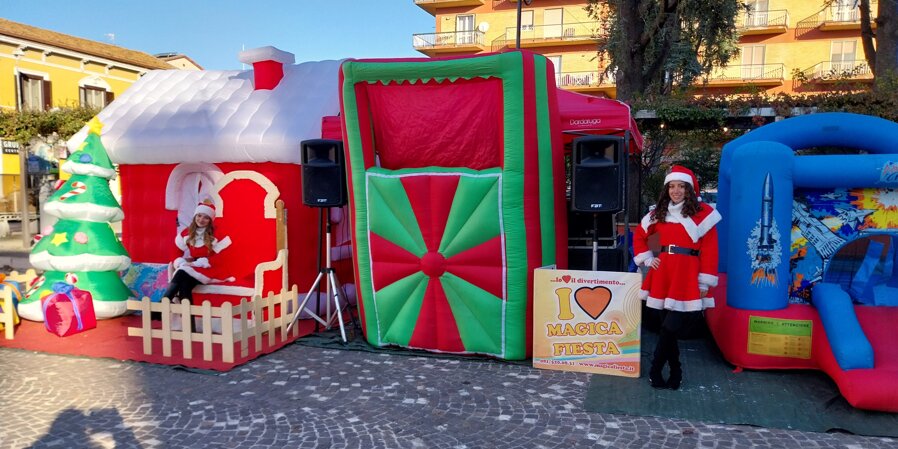 01.02 - casa di babbo natale animazione bambini natale napoli acerra magica fiesta.jpeg 01.02 - casa di babbo natale animazione bambini natale napoli acerra magica fiesta.jpeg