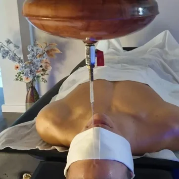 massaggio-shirodhara-ayurveda-benessere-mandorla-firenze