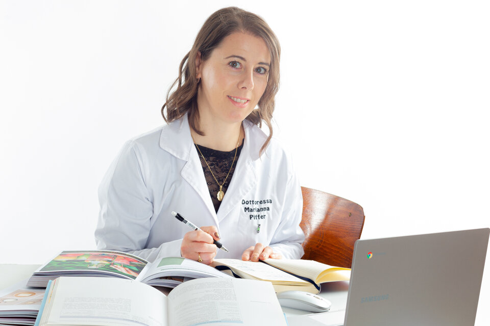 alt=Dr.ssa Marianna Piffer, nutrizionista a Lavis, accoglie i pazienti in un ambiente professionale e sereno