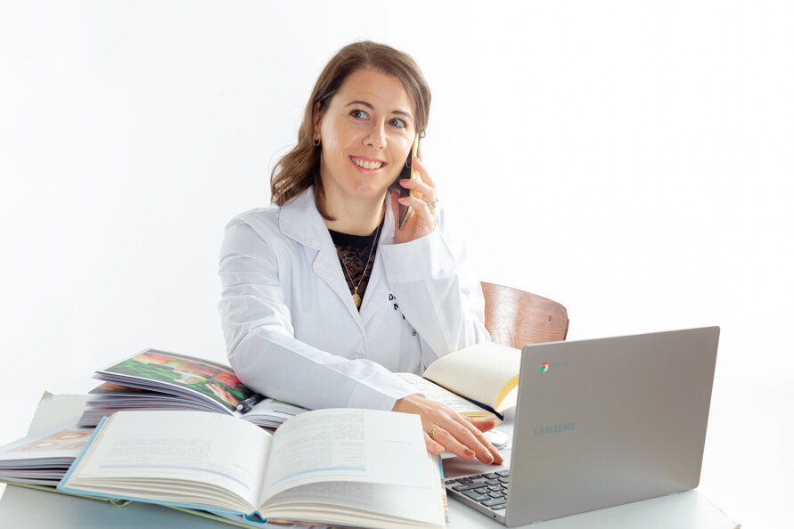 alt=Dr.ssa Marianna Piffer, nutrizionista a Lavis, accoglie i pazienti in un ambiente professionale e sereno