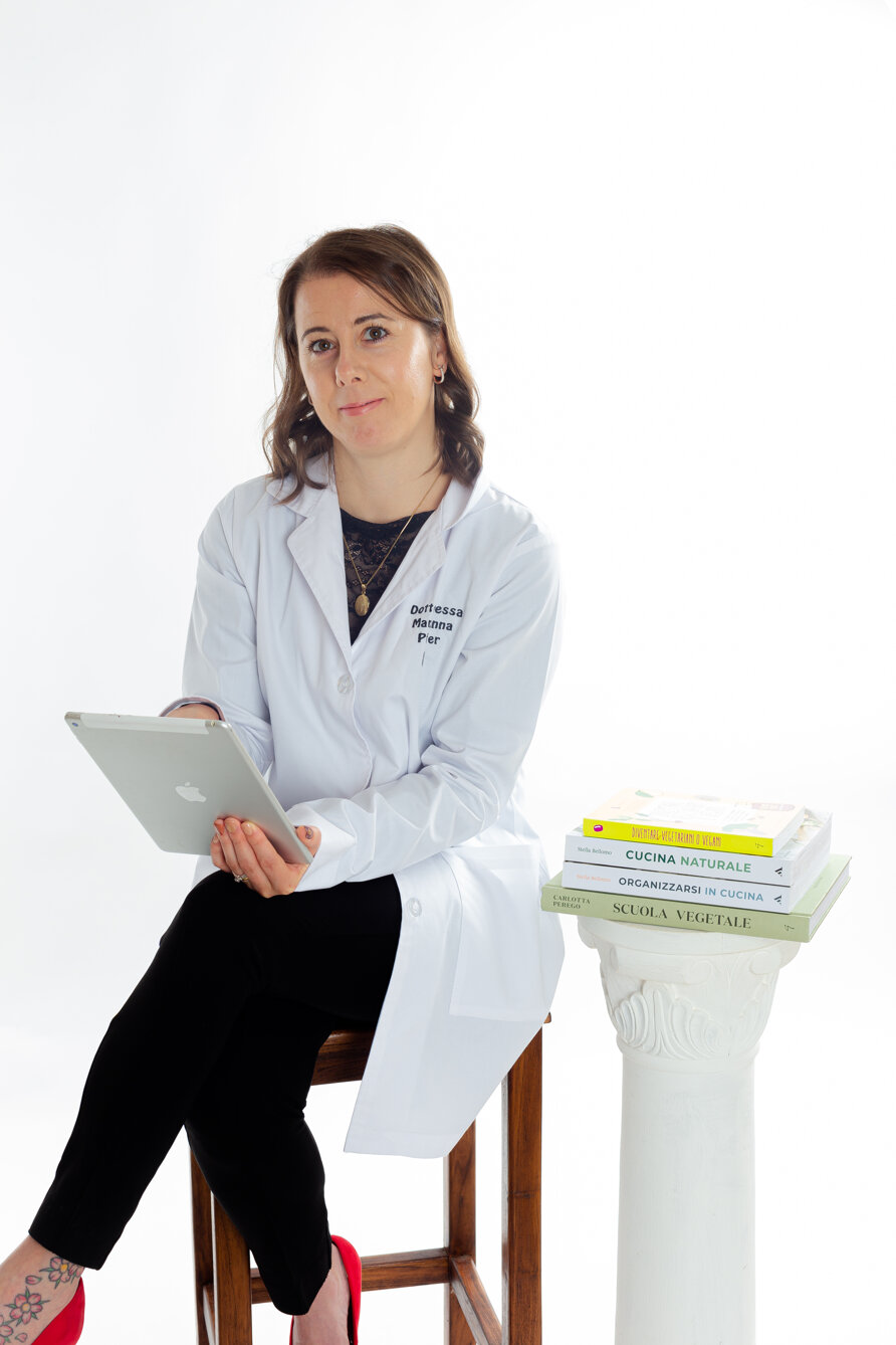 alt=Dr.ssa Marianna Piffer, nutrizionista a Lavis, accoglie i pazienti in un ambiente professionale e sereno