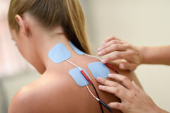 electro-stimulation-nella-terapia-fisica-ad-una-giovane-donna.jpeg