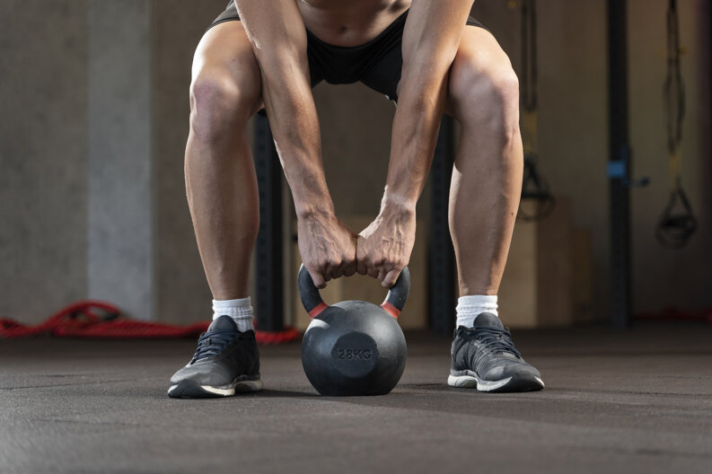 primo-piano-su-un-uomo-che-fa-allenamento-crossfit.jpeg