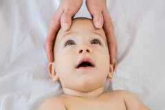 mani-di-una-madre-testa-commovente-del-suo-bambino-ragazzo.jpeg