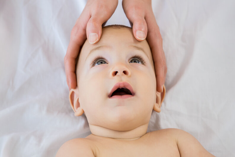 mani-di-una-madre-testa-commovente-del-suo-bambino-ragazzo.jpeg