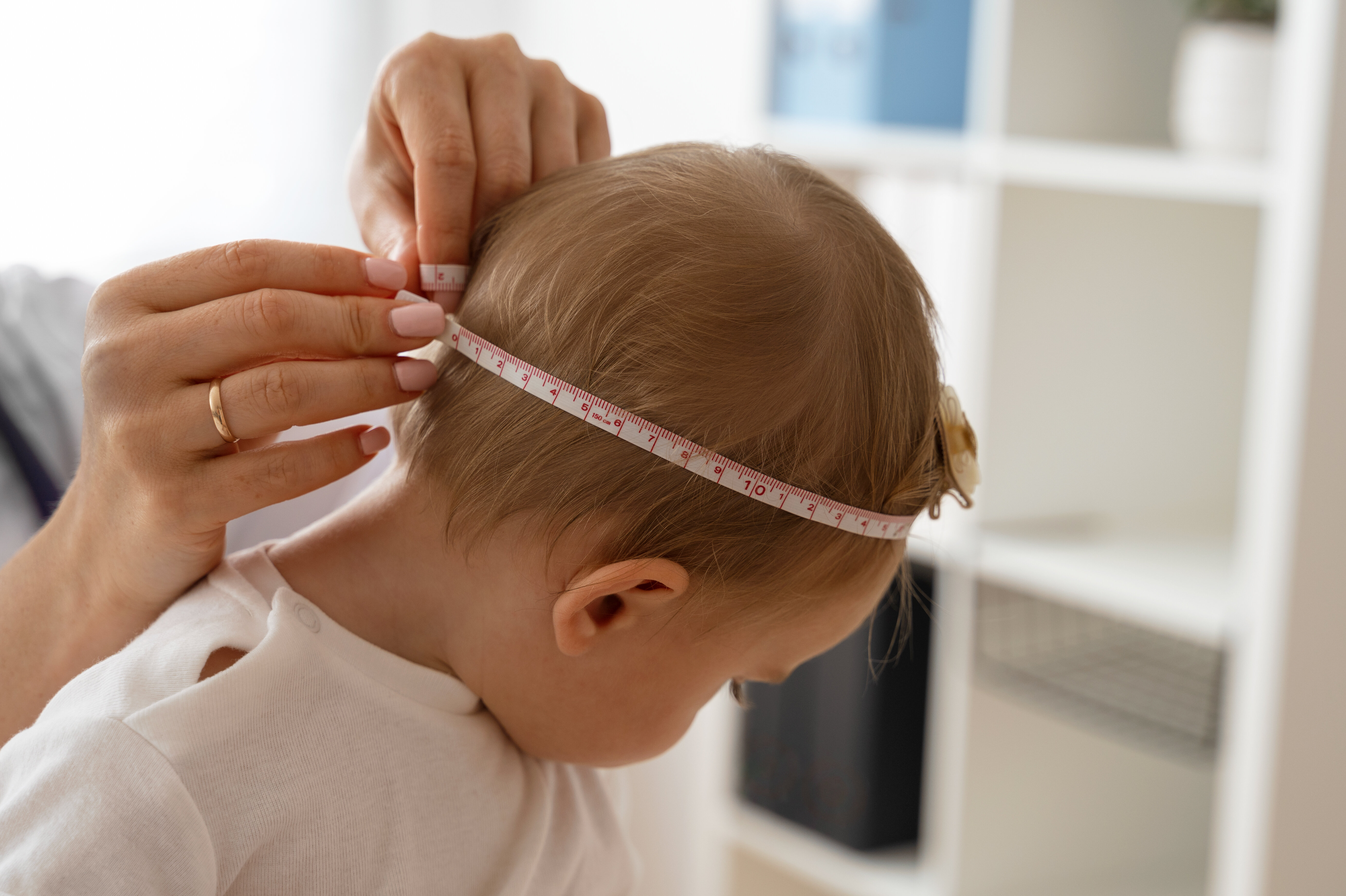 Plagiocefalia nei neonati: come prevenirla con piccoli gesti quotidiani