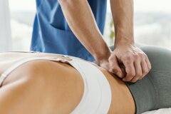 terapista-osteopatico-maschio-che-controlla-la-colonna-vertebrale-lombare-del-paziente-femminile.jpeg