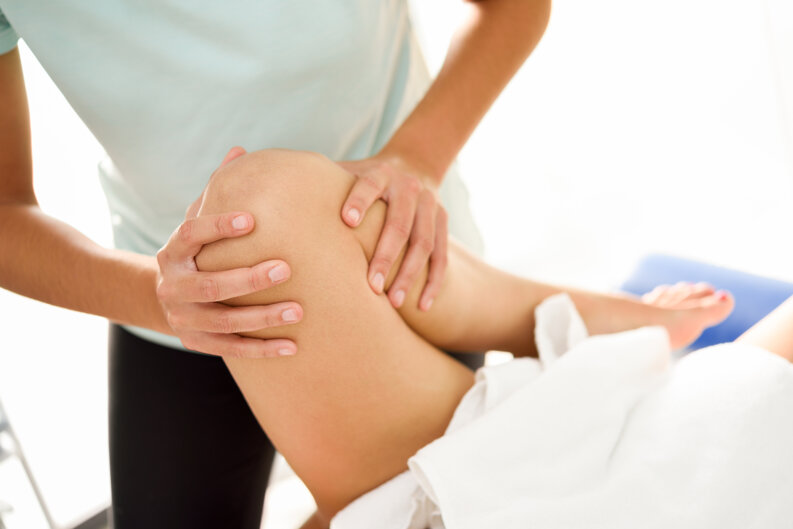 massaggio-medico-alla-gamba-un-centro-di-fisioterapia.jpeg