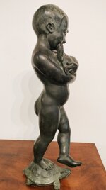 scultura-in-bronzo-bimbo-con-tartarughe