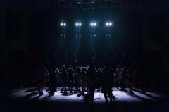 Ragazzi che cantano a teatro, in abiti di scena, con passione e allegria 