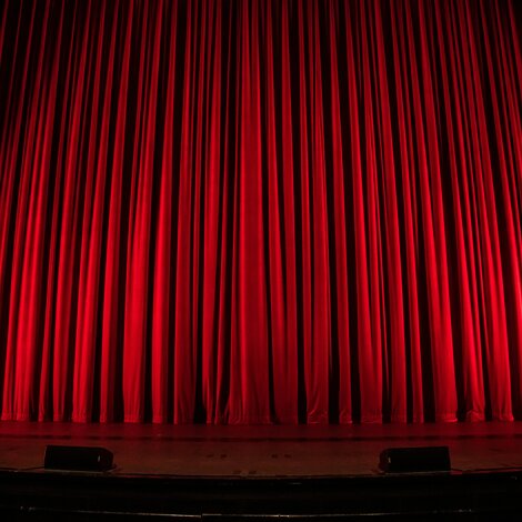 primo-piano-di-un-microfono-su-un-palco-da-concerto-con-una-bella-illuminazione.jpeg