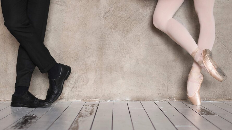 gambe di uomo elegante e gambe di ballerina classica sul palco