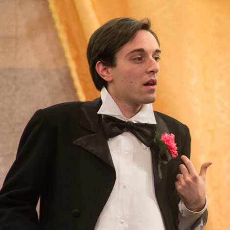 attore elegante sul palco