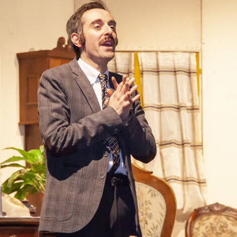 attore in stile anni 70 commedia Abbasso i Mariti