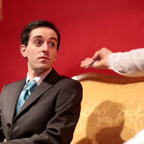 attore elegante su divano