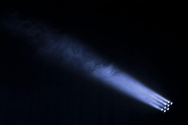 riflettore che illumina il palcoscenico 